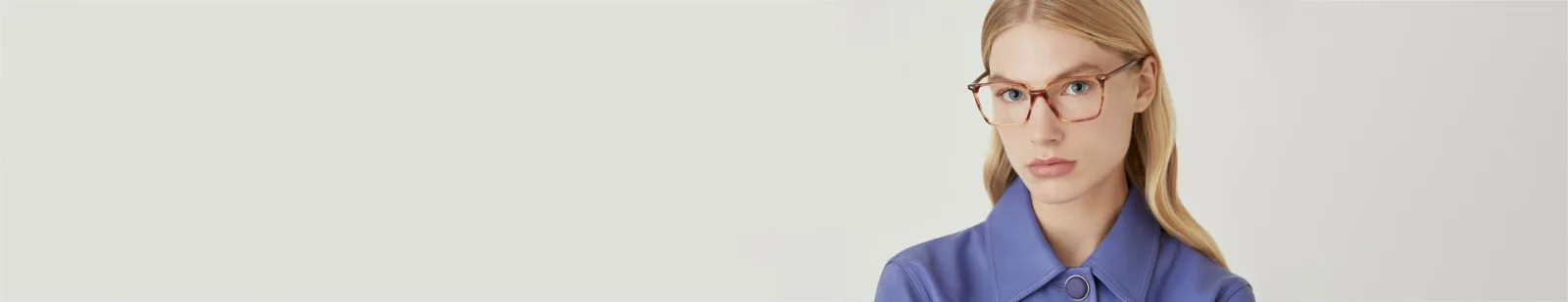Mujer con anteojos de receta de armazón fino.