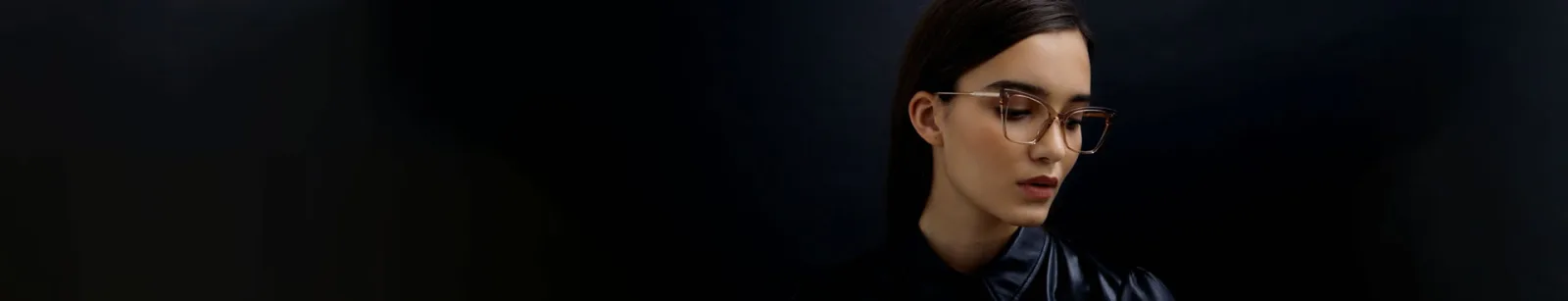 Mujer con anteojos de receta de armazón claro.