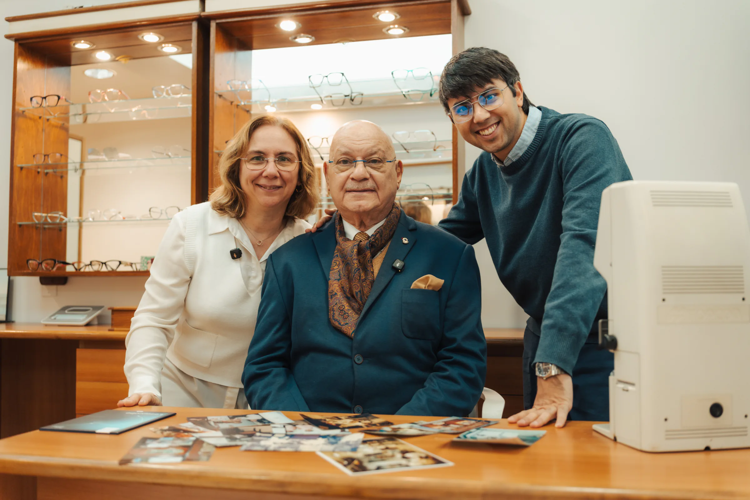 Las tres generaciones de ópticos de Palumbo, detrás del mostrador del local.